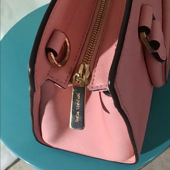 Beautiful MK purse, zipper closure, Selma - Picture 9 of 15